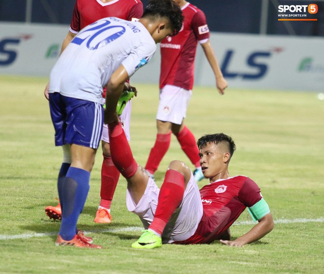 Tiền đạo U23 Việt Nam có hành động đẹp với đối thủ trong cuộc đọ sức tại giải Hạng Nhất QG 2019 - Ảnh 3.