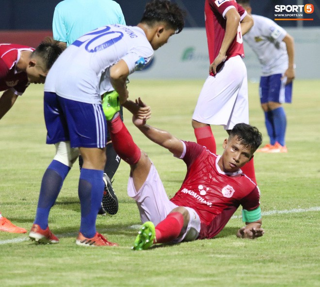 Tiền đạo U23 Việt Nam có hành động đẹp với đối thủ trong cuộc đọ sức tại giải Hạng Nhất QG 2019 - Ảnh 4.