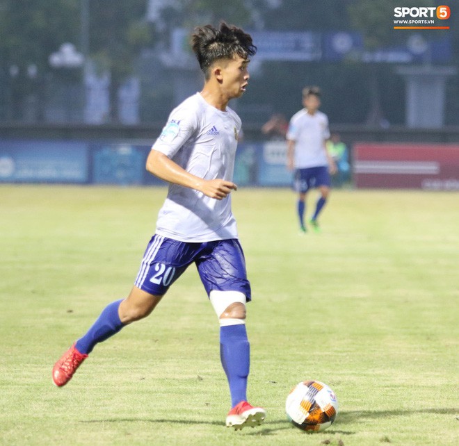 Tiền đạo U23 Việt Nam có hành động đẹp với đối thủ trong cuộc đọ sức tại giải Hạng Nhất QG 2019 - Ảnh 7.