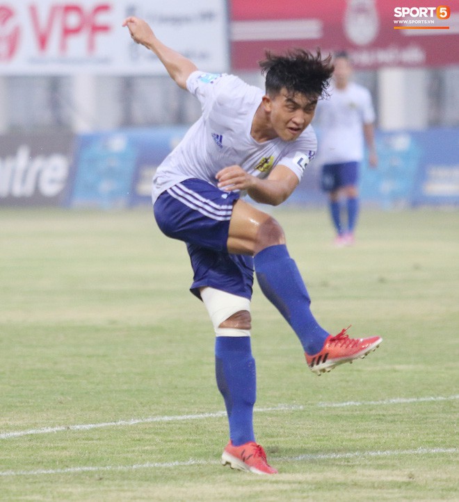 Tiền đạo U23 Việt Nam có hành động đẹp với đối thủ trong cuộc đọ sức tại giải Hạng Nhất QG 2019 - Ảnh 8.