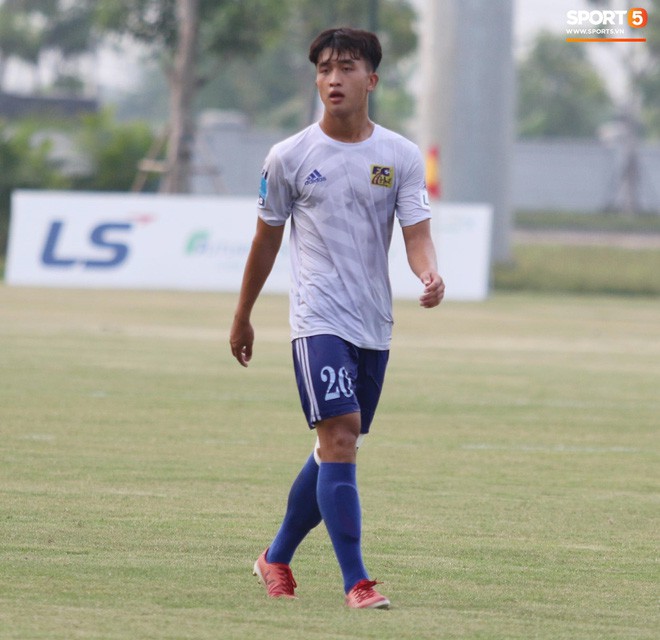 Tiền đạo U23 Việt Nam có hành động đẹp với đối thủ trong cuộc đọ sức tại giải Hạng Nhất QG 2019 - Ảnh 9.