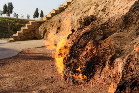 Có một Hỏa Diệm Sơn cháy suốt 4.000 năm ở... bên ngoài Trung Quốc - Ảnh 12.