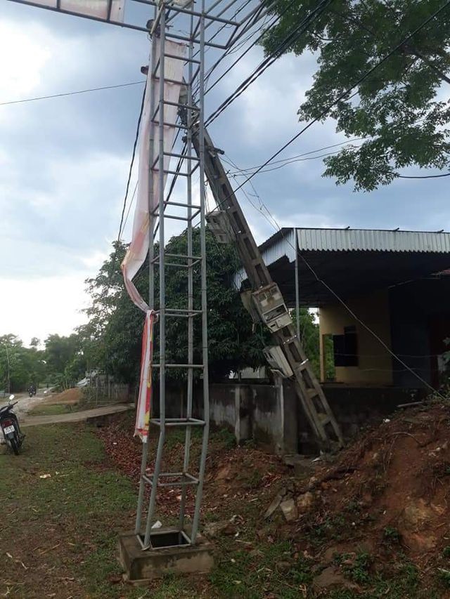 Lốc xoáy tốc hàng loạt mái nhà dân, bốc cả mái tôn treo lên đường điện - Ảnh 5.