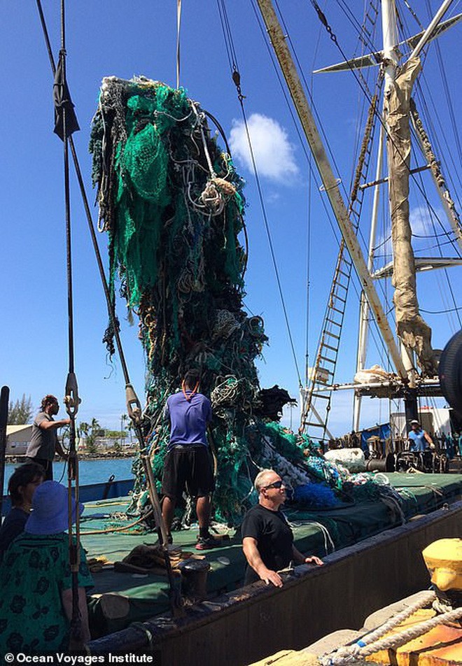 Trục vớt được hàng tấn loại rác kinh khủng hơn cả túi nhựa và ống hút, gây ám ảnh đại dương trong suốt thời gian dài - Ảnh 1.