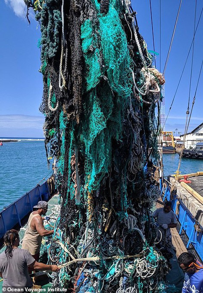 Trục vớt được hàng tấn loại rác kinh khủng hơn cả túi nhựa và ống hút, gây ám ảnh đại dương trong suốt thời gian dài - Ảnh 2.