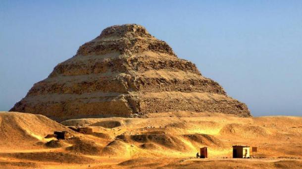 Phát hiện hàng trăm xác ướp được chôn xung quanh kim tự tháp cổ nhất thế giới - Ảnh 1.