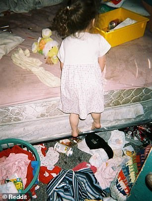 Tuổi thơ của cô gái trẻ có mẹ nghiện ngập gây xúc động mạnh: Nằm trên giường đầy kim tiêm, sống trong căn nhà hệt như bãi rác - Ảnh 2.