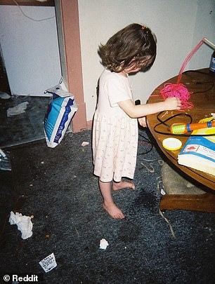 Tuổi thơ của cô gái trẻ có mẹ nghiện ngập gây xúc động mạnh: Nằm trên giường đầy kim tiêm, sống trong căn nhà hệt như bãi rác - Ảnh 3.
