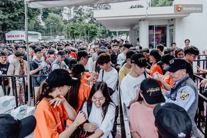 Mặc kệ nắng nóng, hàng ngàn bạn trẻ Sài Gòn vẫn rồng rắn xếp hàng để tham dự ngày hội sneaker lớn nhất trong năm - Ảnh 5.