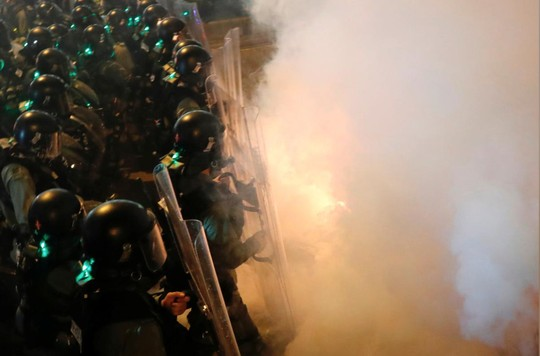 Hồng Kông: Cảnh sát trấn áp, để nhóm đeo mặt nạ đánh người biểu tình - Ảnh 2.