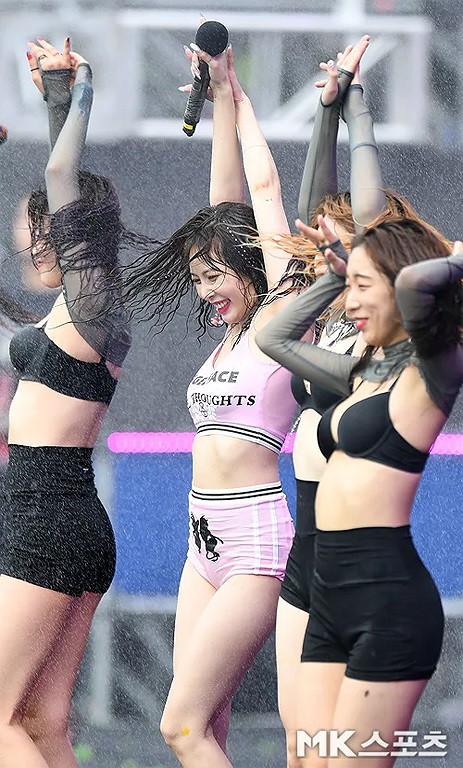 HyunA bị chỉ trích vì ăn mặc, tạo dáng phản cảm tại lễ hội - Ảnh 1.