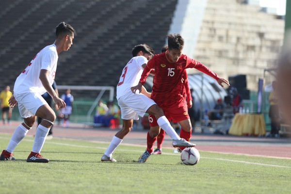 Cầu thủ U22 Việt Nam kêu khó khi phải thi đấu trên mặt cỏ nhân tạo - Ảnh 1.