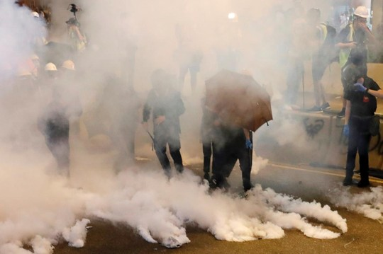 Hồng Kông: Cảnh sát trấn áp, để nhóm đeo mặt nạ đánh người biểu tình - Ảnh 4.