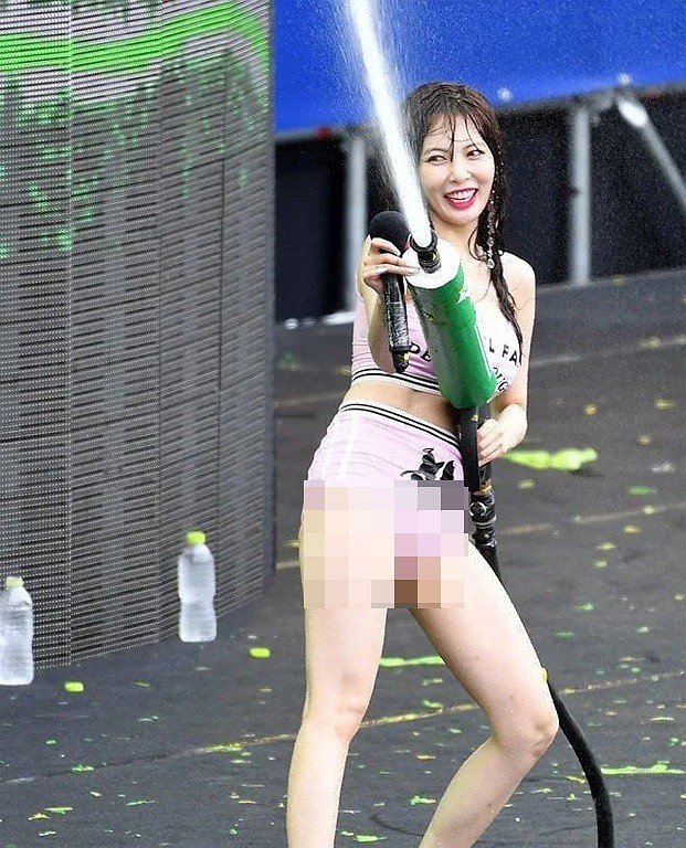 HyunA bị chỉ trích vì ăn mặc, tạo dáng phản cảm tại lễ hội - Ảnh 4.