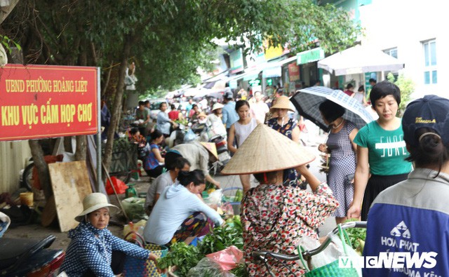 Hình ảnh xấu xí, nhếch nhác như ở chợ quê ngay tại khu đô thị kiểu mẫu Thủ đô - Ảnh 4.