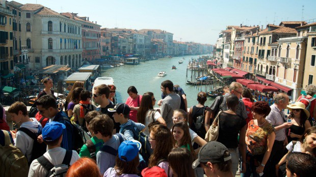 Hồn nhiên ngồi pha cà phê và nấu ăn trên cầu, 2 du khách bị phạt nặng và “đuổi cổ” khỏi Venice - Ảnh 7.
