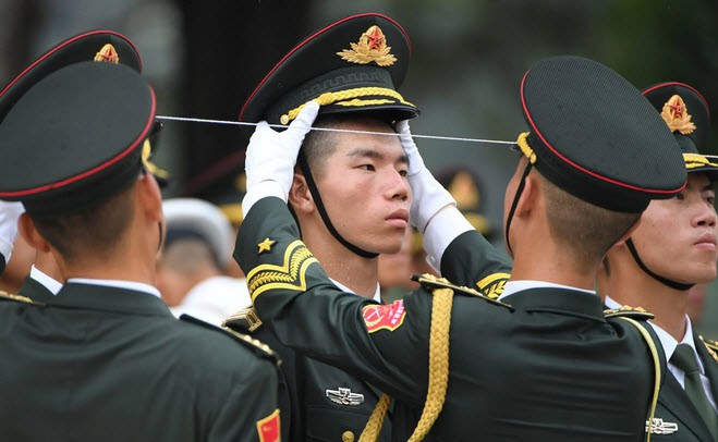 24h qua ảnh: Tiêu binh Trung Quốc căng dây chỉnh hàng ngũ - Ảnh 2.