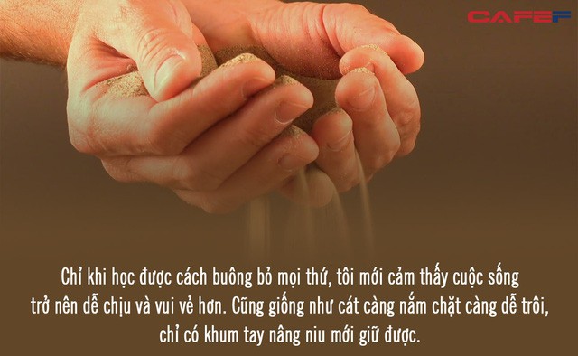 Cuộc sống như nắm cát trong tay, càng nắm chặt, càng dễ trôi: Khum tay nâng niu mới giữ được cát, học cách chấp nhận nghịch cảnh mới thấy nhẹ lòng - Ảnh 2.