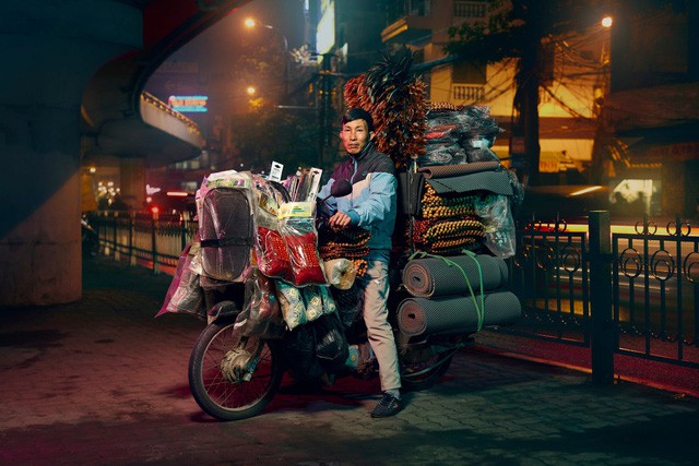 [Ảnh] Nền kinh tế trên yên xe máy ở Việt Nam qua ống kính phóng viên The Guardian - Ảnh 4.