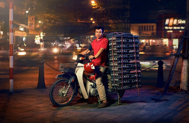 [Ảnh] Nền kinh tế trên yên xe máy ở Việt Nam qua ống kính phóng viên The Guardian - Ảnh 6.