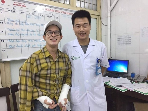 Bị ngã rạn xương cả hai tay, Quang Anh (Về nhà đi con) vẫn cố chịu đau bay 2 tiếng từ Sài Gòn về Hà Nội chữa trị - Ảnh 3.