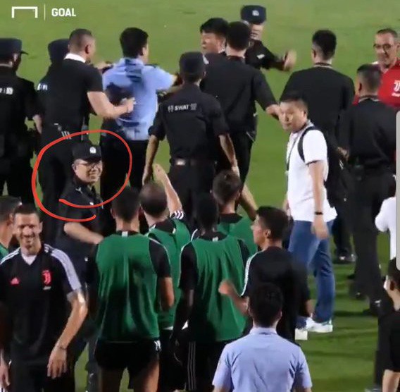 Thấy nhân viên an ninh bắt giữ fan quá khích, Ronaldo có hành động khó tin khiến ai cũng ngỡ ngàng - Ảnh 2.