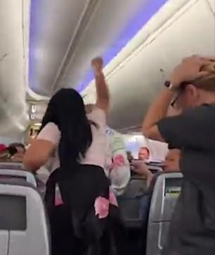 Phát hiện bạn trai soi gái trên máy bay, cô gái nổi cơn tam bành ra tay trừng trị khiến cả chuyến bay được phen náo loạn - Ảnh 2.