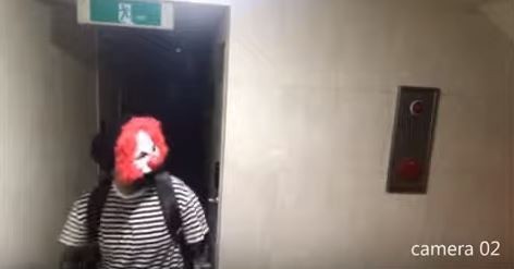 Đoạn clip gây rùng mình vài giờ qua ở Hàn: Kẻ biến thái đeo mặt nạ hề lẻn vào khu nhà trọ, liên tục nhấn mật mã để đột nhập vào nhà - Ảnh 4.