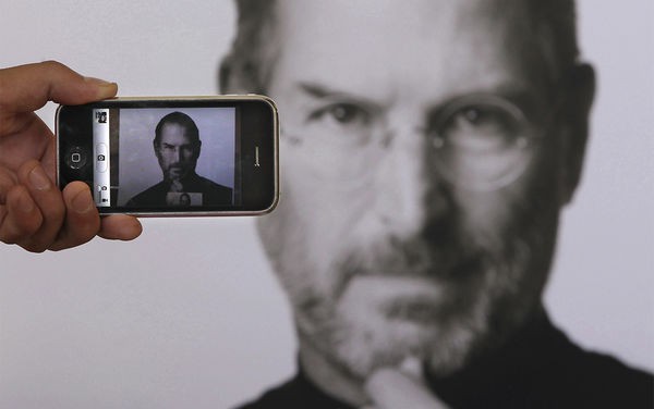 ‘Toàn tâm toàn ý’ cho iPhone, kỹ sư của Apple bị vợ đâm đơn ly dị - Ảnh 1.