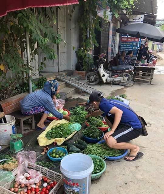 Thanh niên đi chợ mặc cả 1 nghìn với người bán rau, dân mạng đang định nặng lời liền dừng lại khi biết ngọn ngành câu chuyện - Ảnh 2.