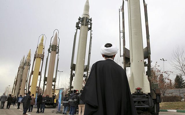 Iran thách thức bằng tên lửa đạn đạo: Châu Âu, Israel, Saudi, UAE ngồi trên đống lửa? - Ảnh 1.