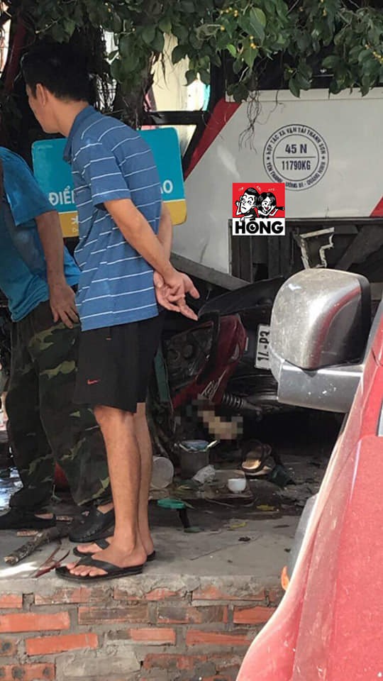 Hiện trường hỗn loạn của vụ tai nạn xe khách nổ lốp tông hàng loạt xe máy ở Quảng Ninh - Ảnh 9.