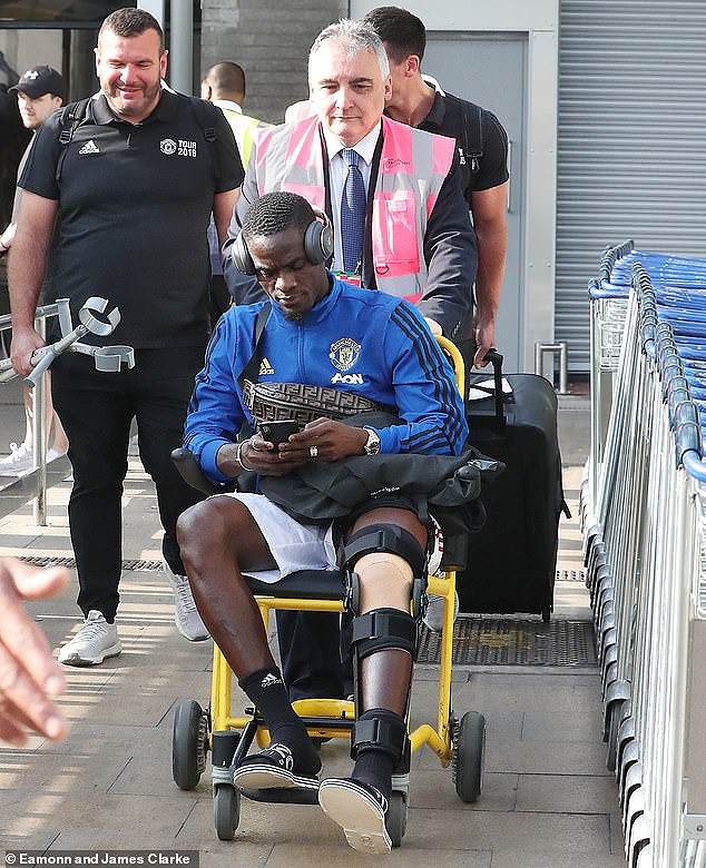 Ngôi sao M.U ngồi xe lăn trở về Manchester sau chuyến du đấu - Ảnh 1.
