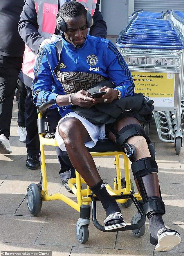 Ngôi sao M.U ngồi xe lăn trở về Manchester sau chuyến du đấu - Ảnh 2.