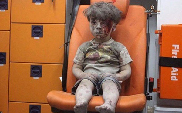 Bức ảnh gây chấn động thế giới: Bé gái 5 tuổi Syria mất mạng khi cố cứu em trong ngôi nhà sập vì trúng tên lửa - Ảnh 7.