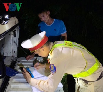 Tước giấy phép lái xe của tài xế xe khách vượt ẩu trong hầm Hải Vân - Ảnh 1.