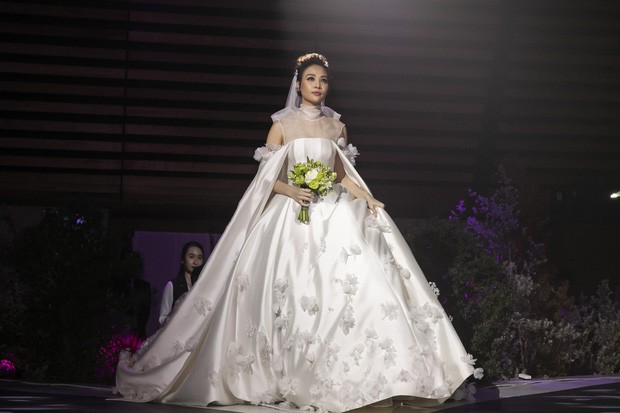 Ảnh đẹp: Đàm Thu Trang diện váy cưới kín đáo, hạnh phúc khoá môi Cường Đô La trong ngày trọng đại - Ảnh 2.
