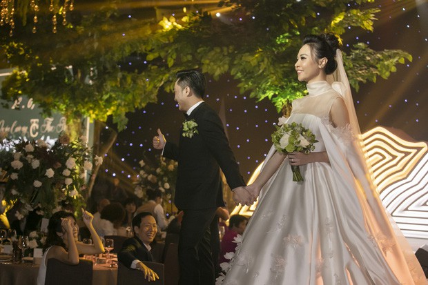 Ảnh đẹp: Đàm Thu Trang diện váy cưới kín đáo, hạnh phúc khoá môi Cường Đô La trong ngày trọng đại - Ảnh 4.