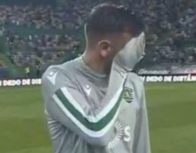 Fan Man United mừng thầm khi ngôi sao Bồ Đào Nha rơm rớm nước mắt trên sân - Ảnh 1.
