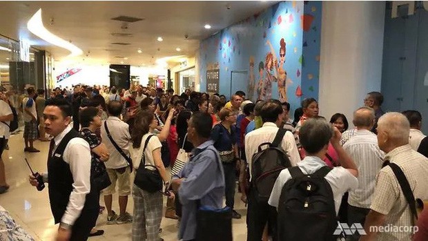 Háo hức xếp hàng dài chờ mua điện thoại Huawei giá rẻ, người dân Singapore giận dữ ra về tay trắng - Ảnh 1.