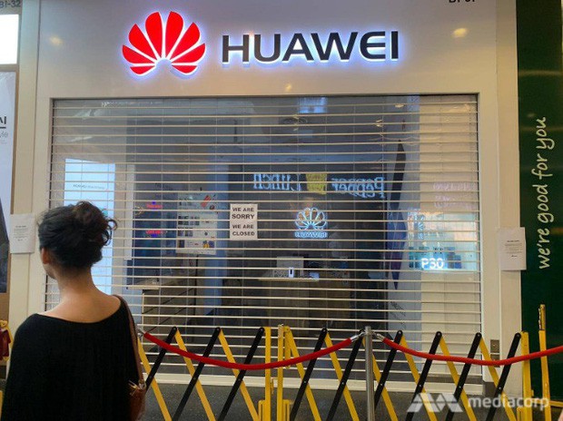 Háo hức xếp hàng dài chờ mua điện thoại Huawei giá rẻ, người dân Singapore giận dữ ra về tay trắng - Ảnh 2.