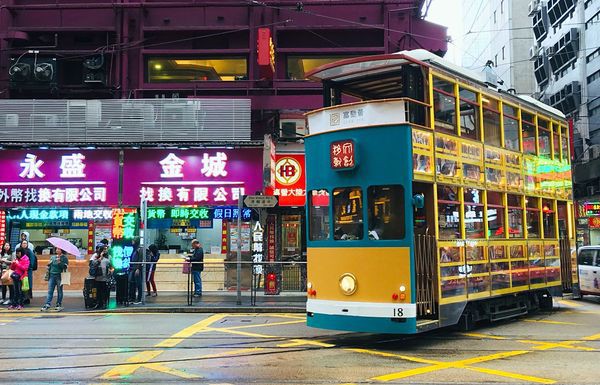 Mục sở thị Circus Tram, siêu xe điện 2 tầng chỉ dành cho những người giàu có tại Hồng Kông - Ảnh 1.