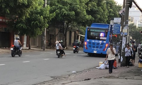 Bắt băng chuyên dàn cảnh móc túi trên xe buýt ở Sài Gòn - Ảnh 3.