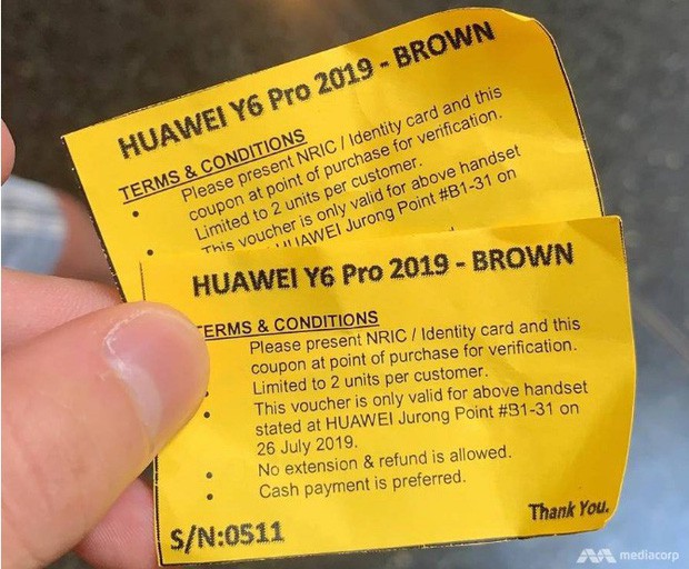 Háo hức xếp hàng dài chờ mua điện thoại Huawei giá rẻ, người dân Singapore giận dữ ra về tay trắng - Ảnh 4.