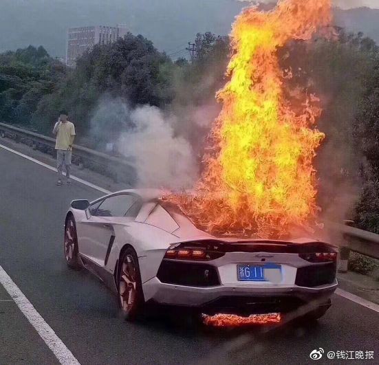 Mượn siêu xe Lamborghini 28 tỷ của bạn đi dự tiệc, chàng trai khóc không ra tiếng khi xe bốc cháy ngay trên đường - Ảnh 3.