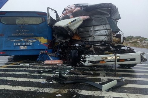 Quảng Bình: Tai nạn liên hoàn giữa 3 xe ô tô, 5 người bị thương - Ảnh 2.