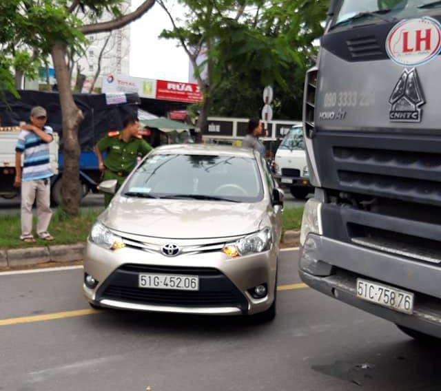 TP. HCM: Tài xế tung cửa tháo chạy vì cuộn thép hàng chục tấn từ xe đầu kéo rơi đè trúng ô tô - Ảnh 2.