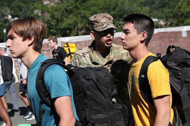 Ngày nhập học ở Học viện quân sự danh giá bậc nhất Hoa Kỳ có gì đặc biệt? - Ảnh 1.