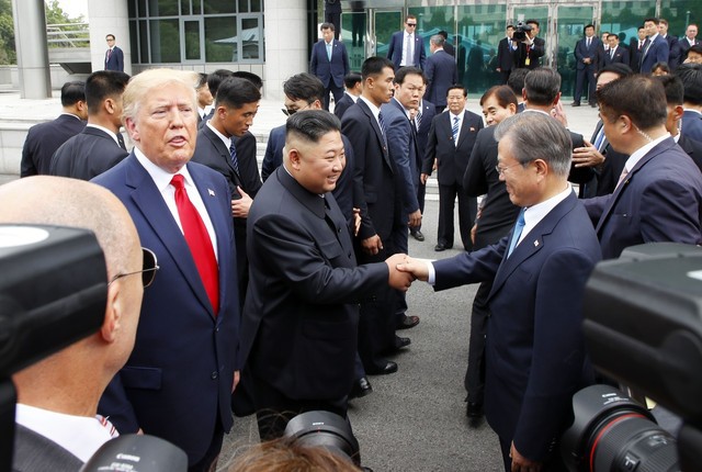 Tiết lộ hậu trường Mỹ-Triều: Chuyện TT Donald Trump nóng lòng bước qua biên giới Triều Tiên - Ảnh 1.