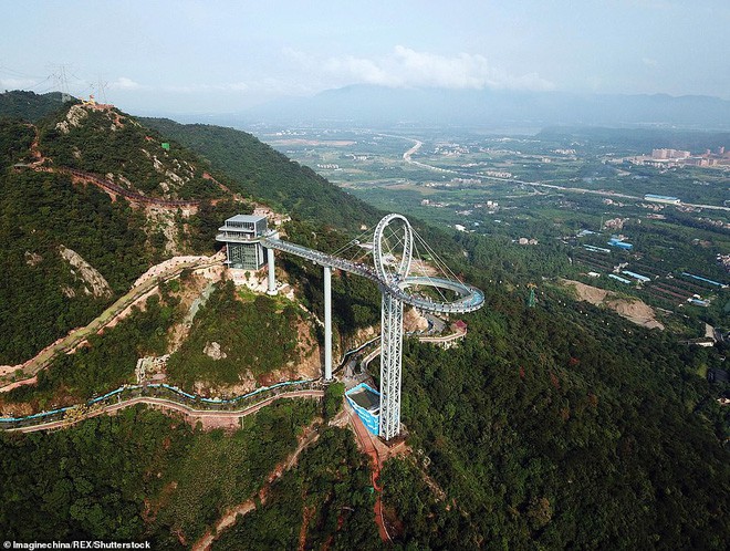 Cận cảnh chiếc cầu kính cao 500m kèm thác nước siêu to khổng lồ mới ra mắt khiến dân tình mê mệt ở Trung Quốc - Ảnh 4.
